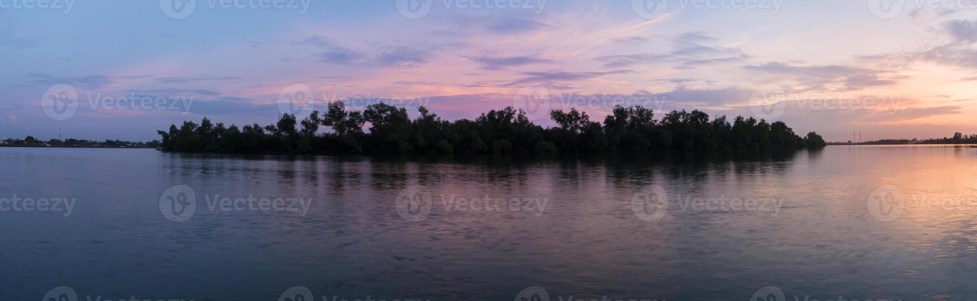 coucher de soleil à la rivière photo