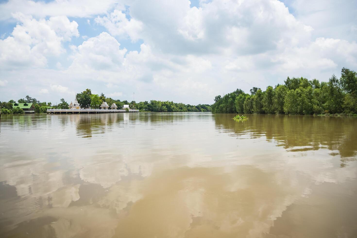 la rivière bang pakong en thaïlande photo