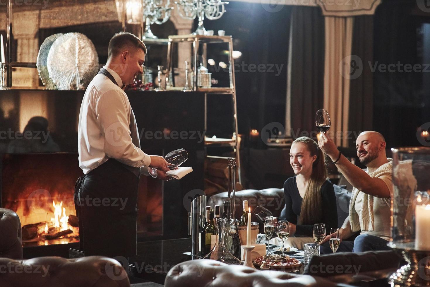 l'homme regarde le vin. fille avec son petit ami passe une bonne soirée dans un beau restaurant photo