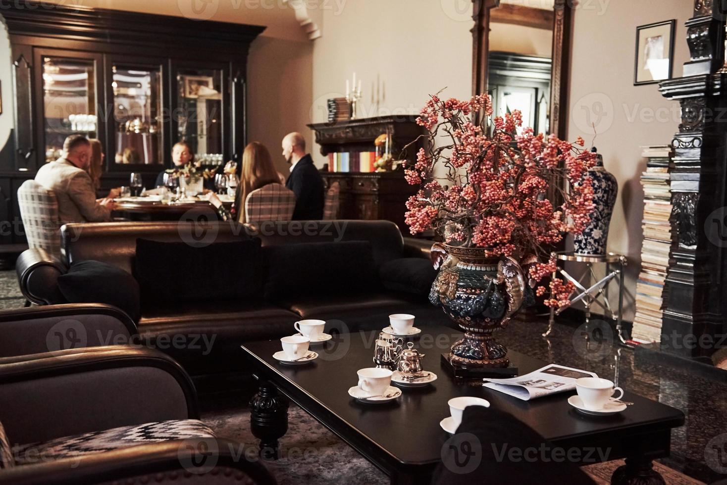 passer du temps ensemble. amis de la famille s'amusant dans un beau restaurant moderne de luxe photo