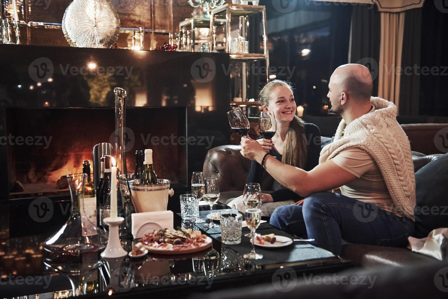 la femme sourit. fille avec son petit ami passe une bonne soirée dans un beau restaurant photo