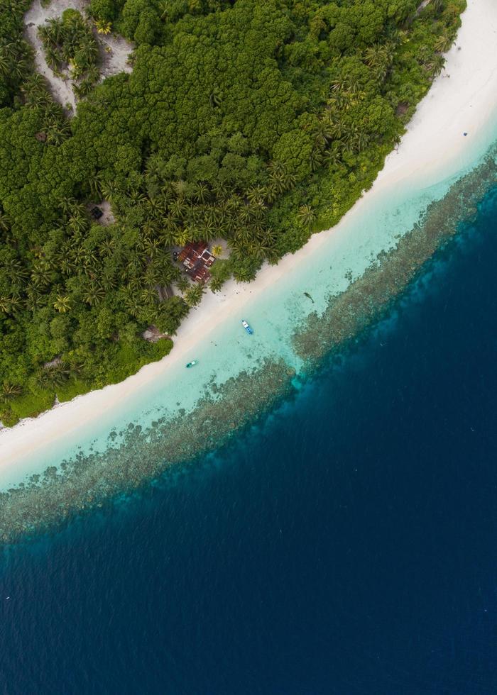 Maldives, Asie du Sud, 2020 - vue aérienne d'une île tropicale photo