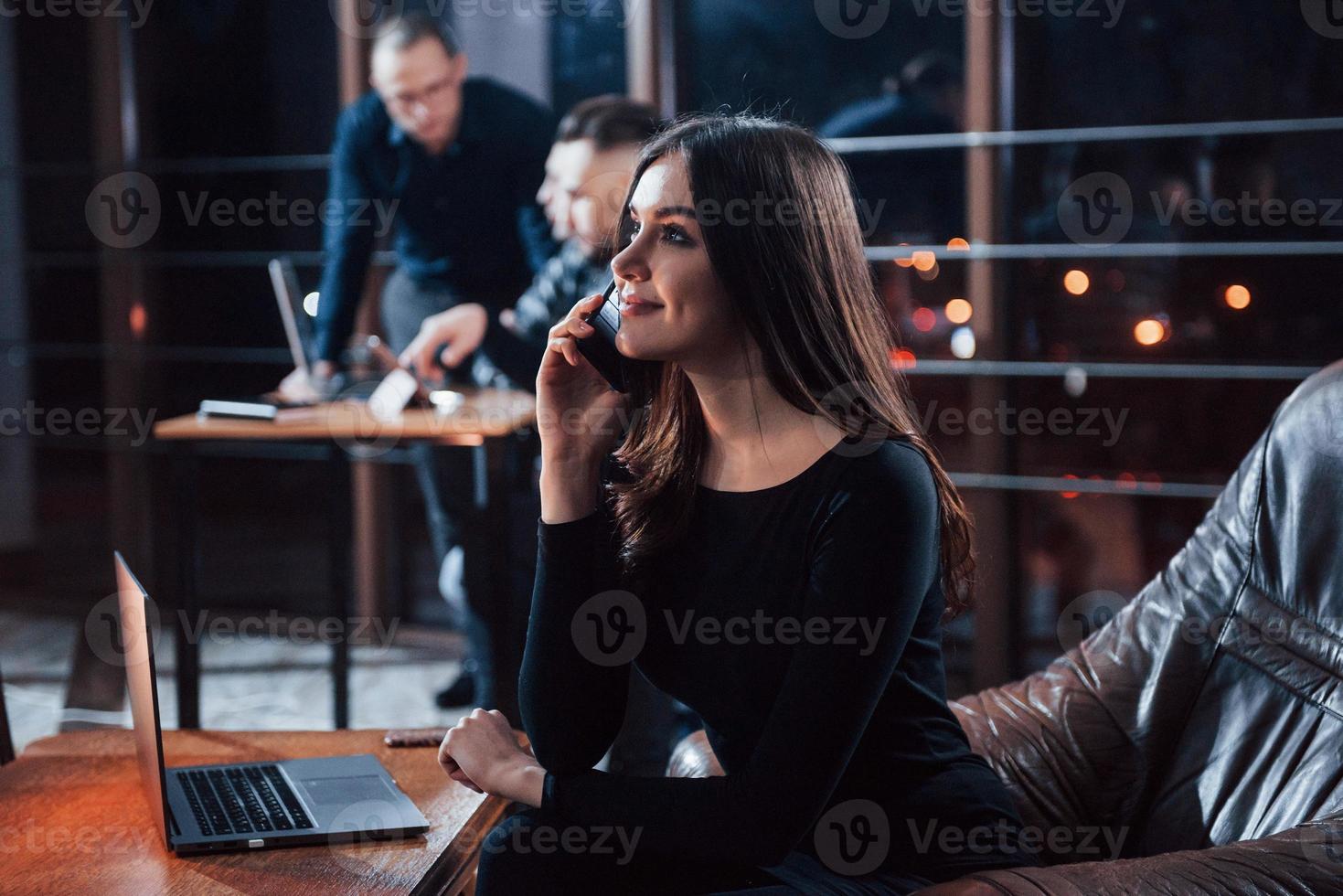 consultation à distance. une équipe de jeunes hommes d'affaires travaille sur leur projet la nuit au bureau photo