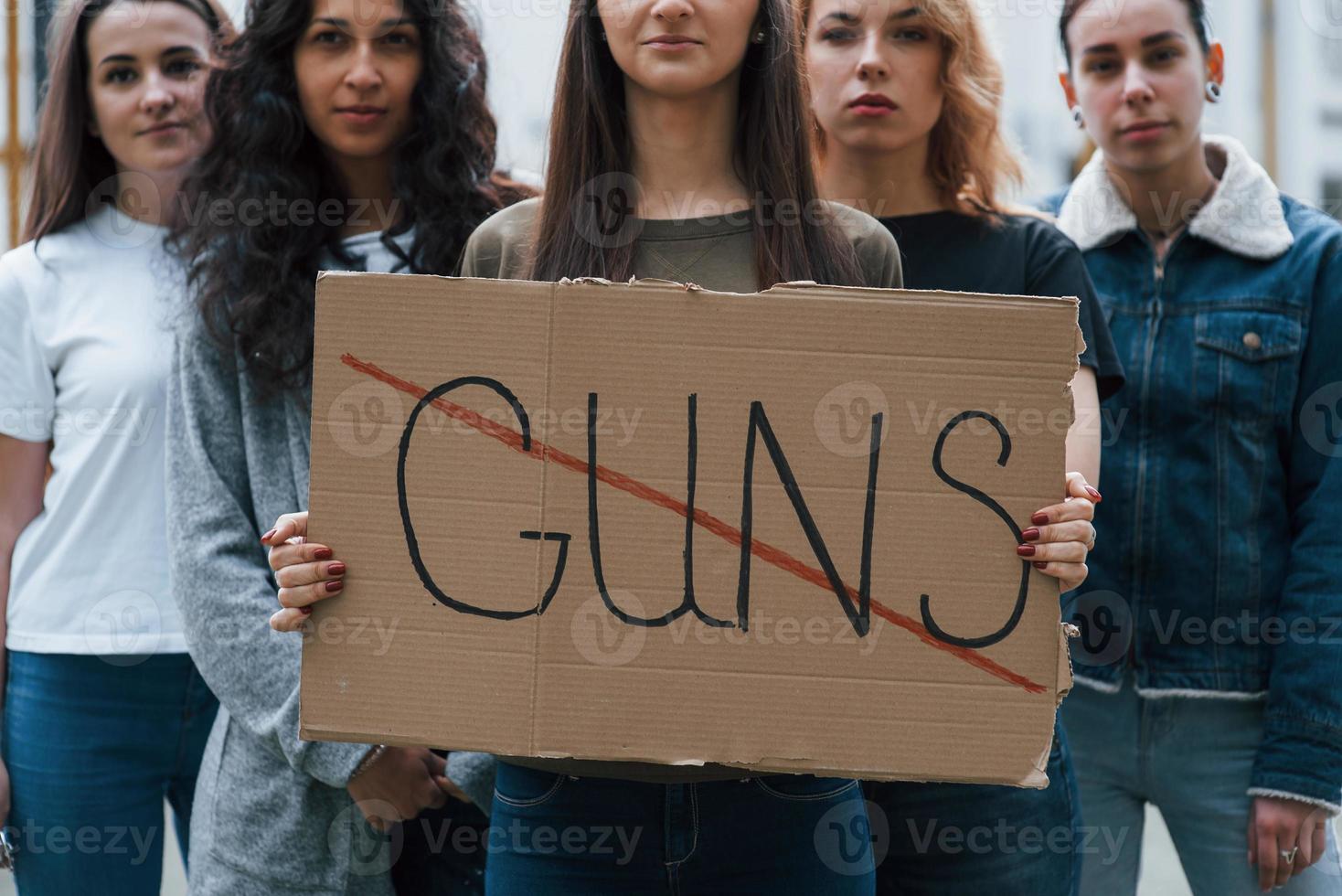 dans la rue. un groupe de femmes féministes manifestent pour leurs droits à l'extérieur photo