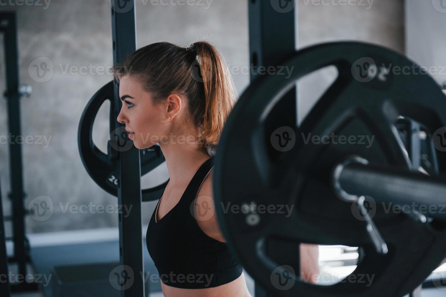 motivation pour vous. photo d'une superbe femme blonde dans la salle de sport le week-end