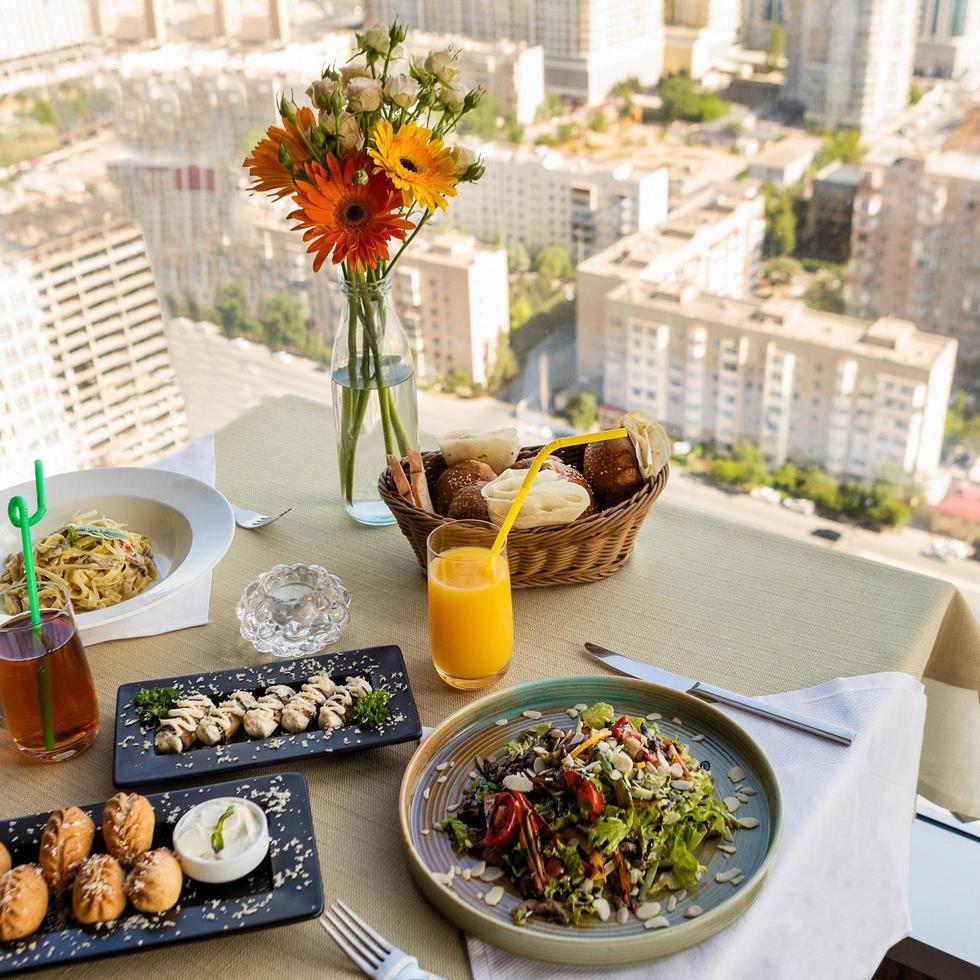 beau repas de salade avec vue sur la ville photo