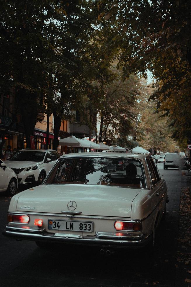 Istanbul, Turquie, 2020 - voiture ancienne dans les rues d'Istanbul photo