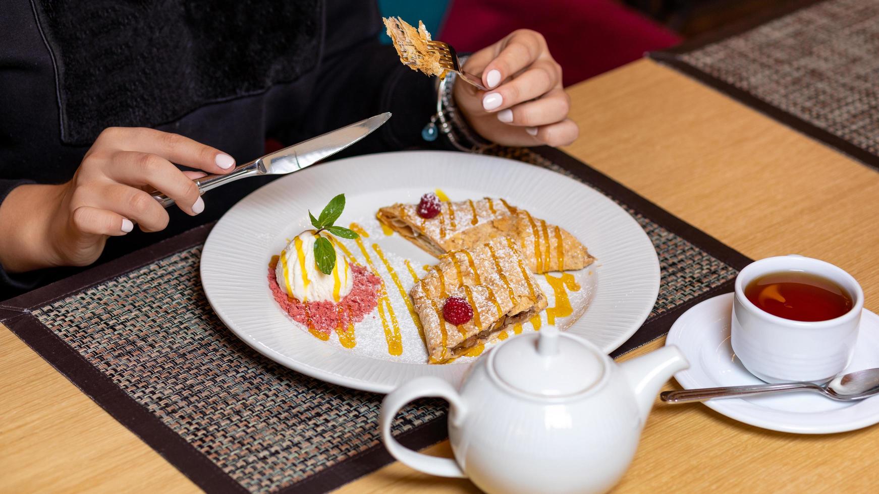 femme, manger, dessert, à, thé photo