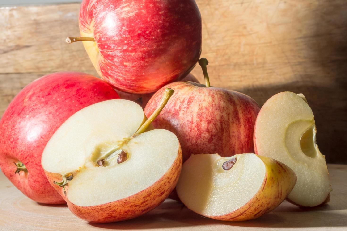 pommes sur un plancher en bois photo