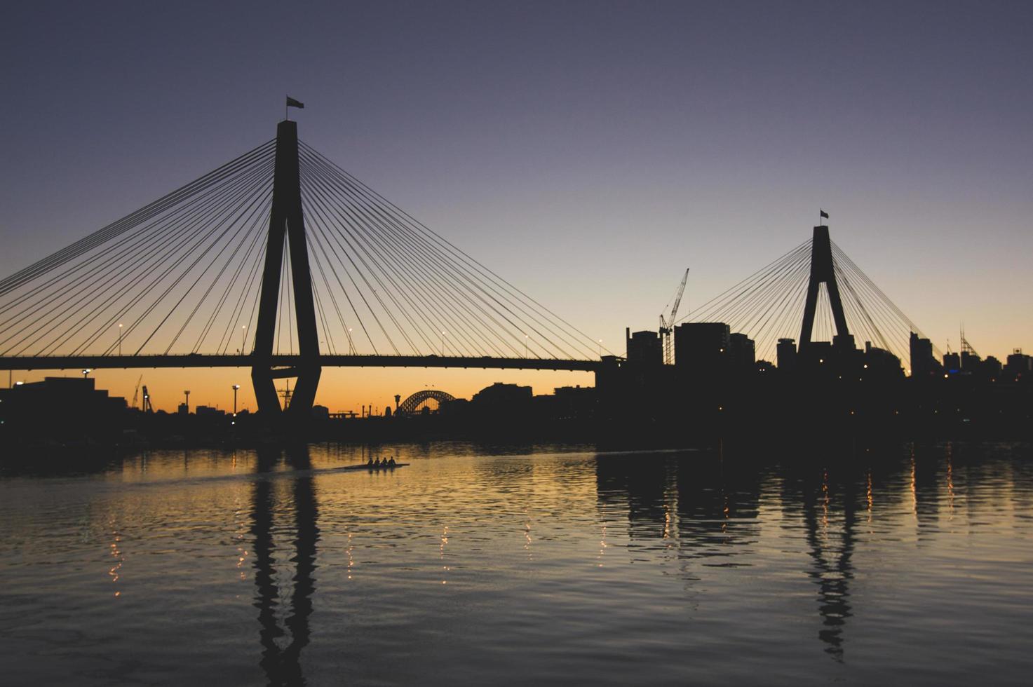 silhouette du pont au coucher du soleil photo