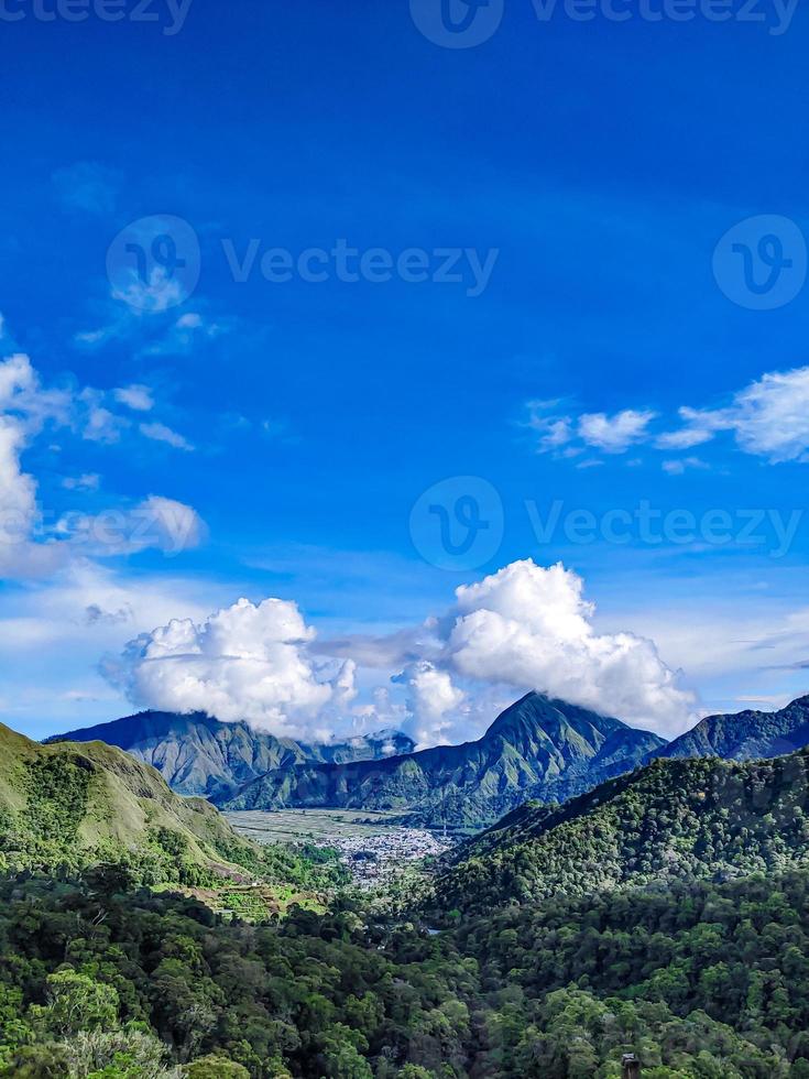 beau paysage à sembalun près du volcan rinjani à lombok, indonésie. concept de voyage, de liberté et de mode de vie actif. photo