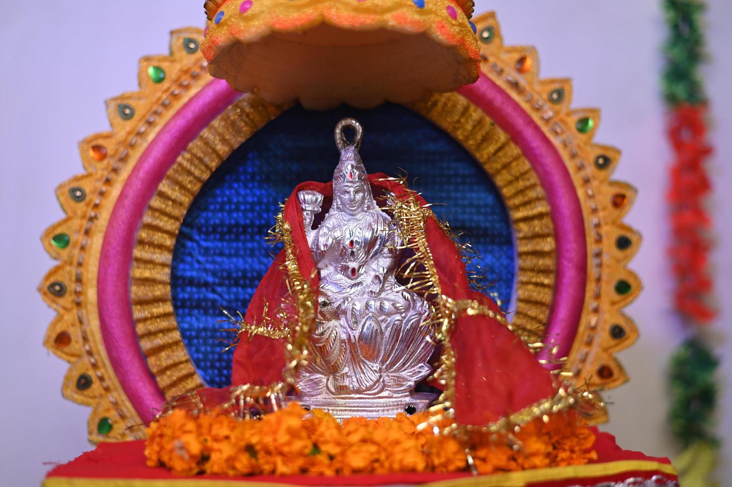 lakshmi pujan - idole de la déesse laxmi, kalash en cuivre, noix de coco avec carnet de notes comptable rouge et haldi kumkum, déesse religieuse laxmi mata ji photo