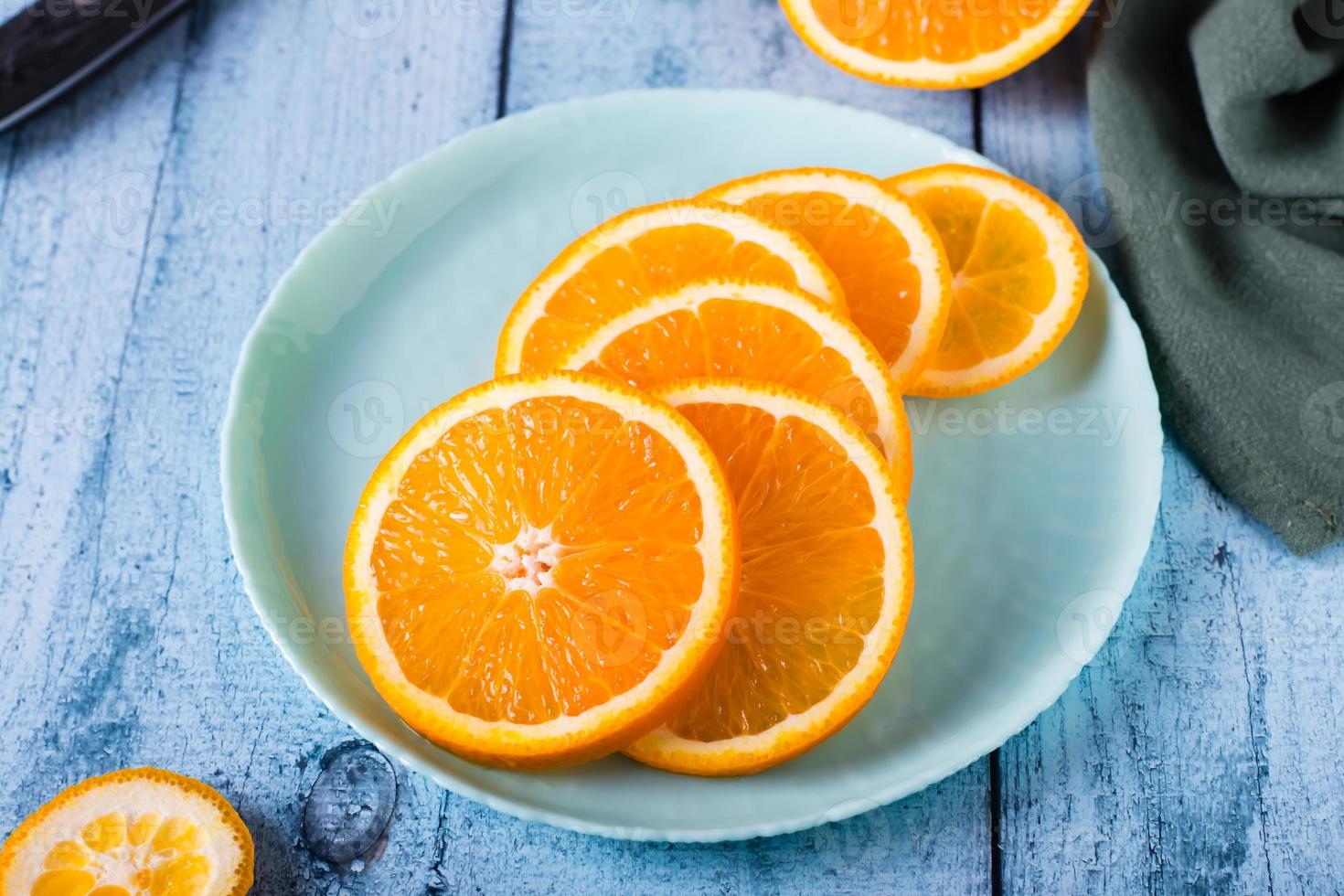 tranches d'orange juteuse fraîche sur une assiette sur la table. nourriture saine. photo