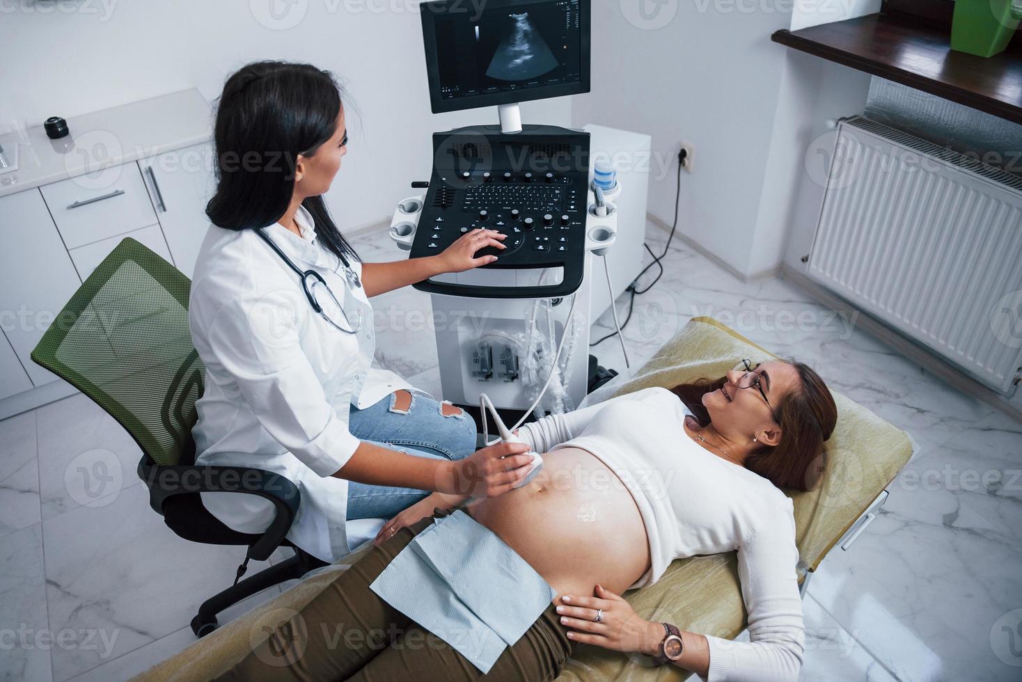 une femme médecin fait une échographie pour une femme enceinte à l'hôpital photo
