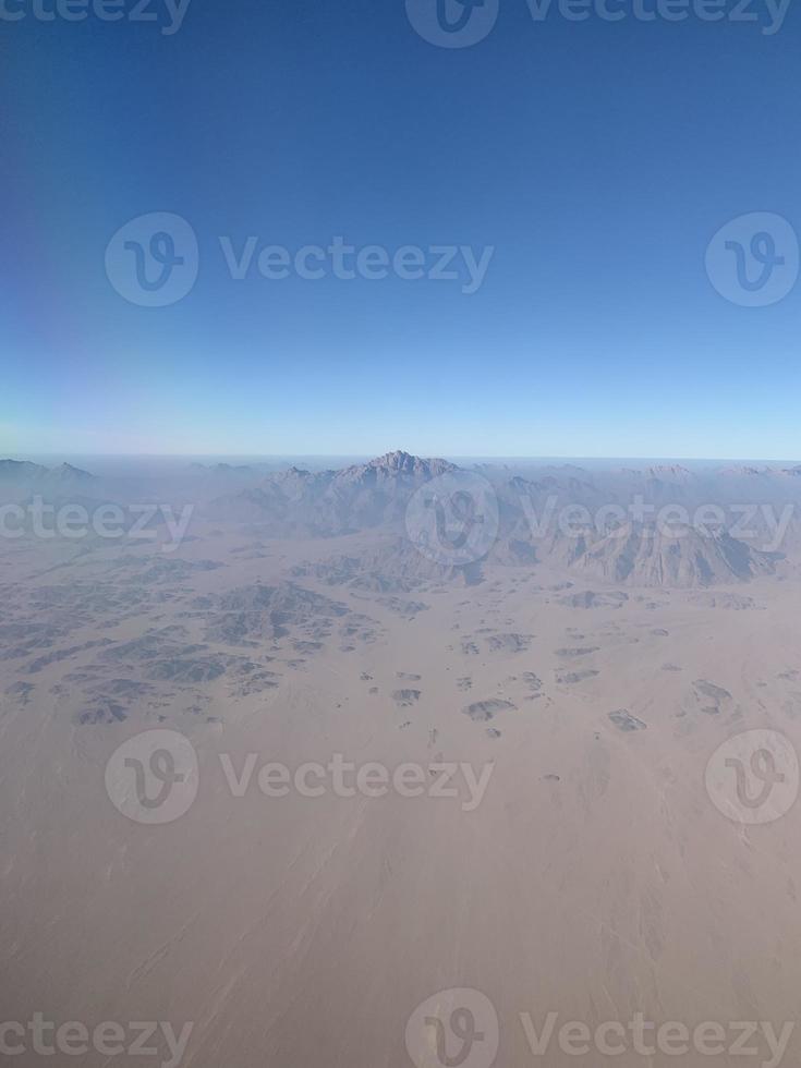 vue sur le désert depuis l'avion. photo
