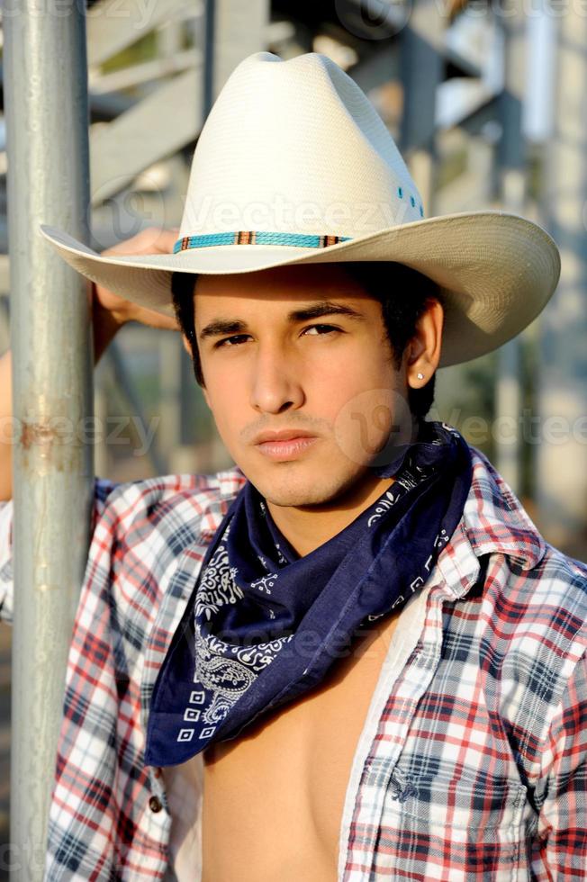 jeune cow-boy au chapeau de cow-boy blanc. photo