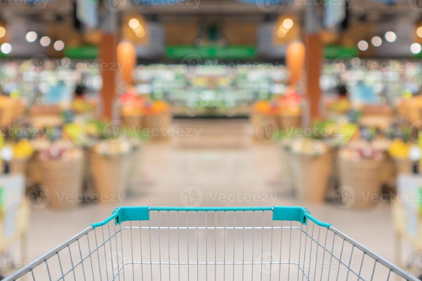 panier vide dans le fond de l'épicerie du supermarché photo