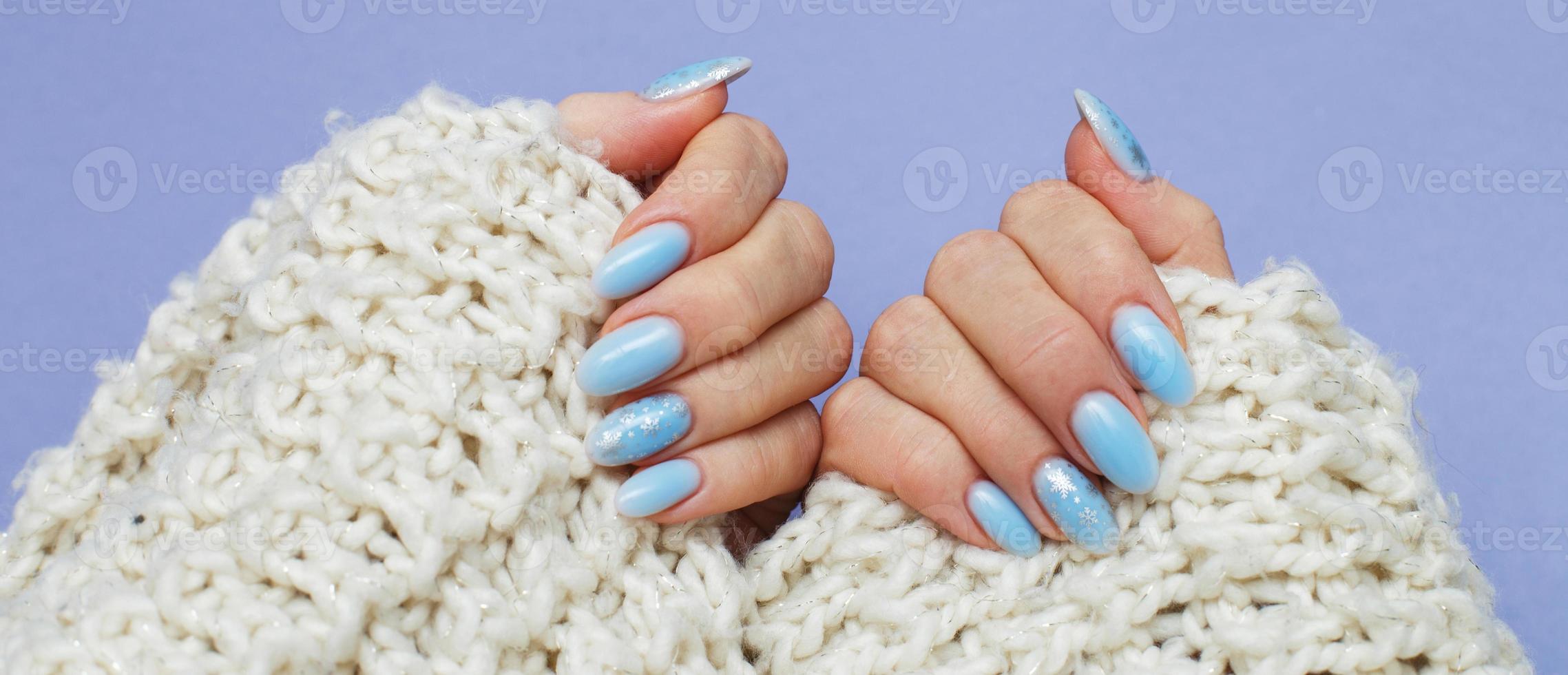 ongles confortables avec manucure d'hiver avec flocons de neige photo