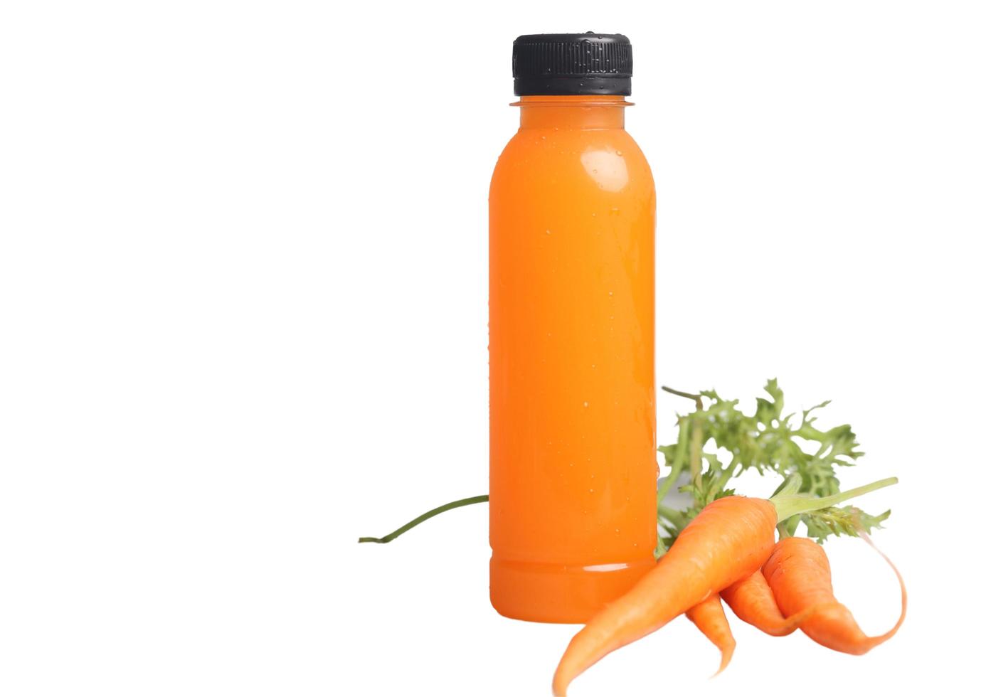 jus de carotte dans une bouteille en plastique transparent. boisson saine. photo