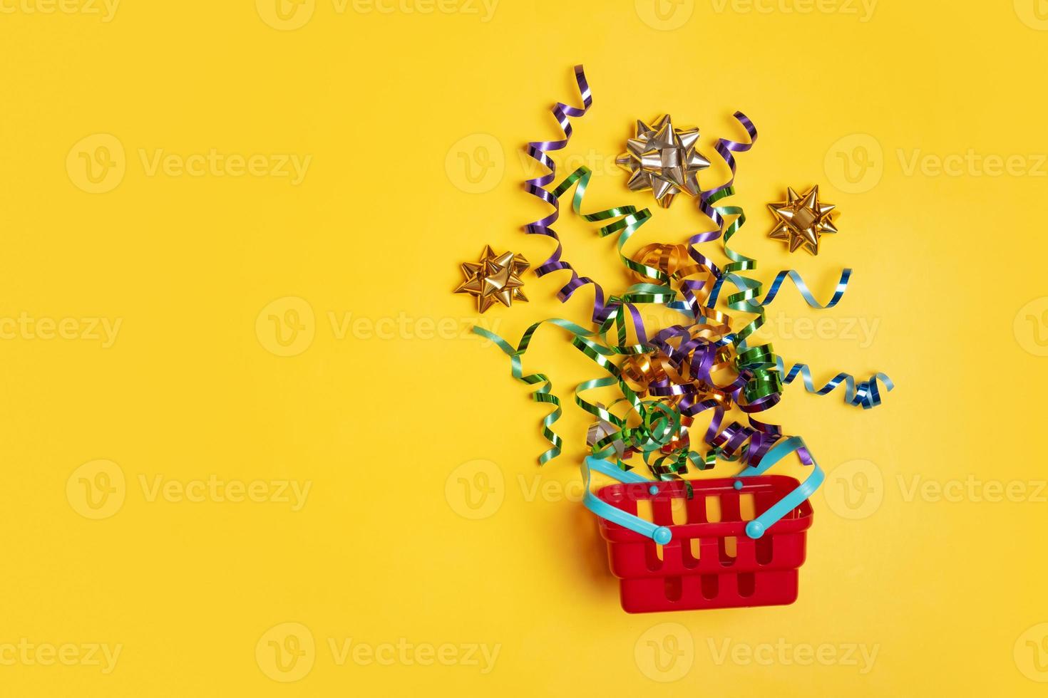 panier avec des spirales de guirlandes colorées sur un fond coloré. copie espace photo