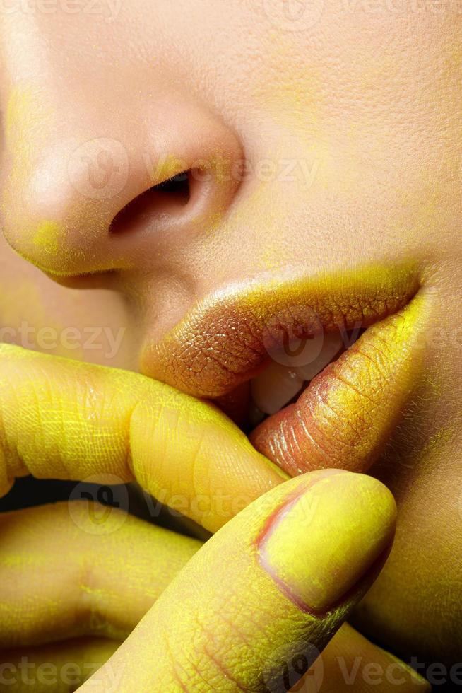 vue rapprochée des lèvres féminines avec le maquillage de mode photo