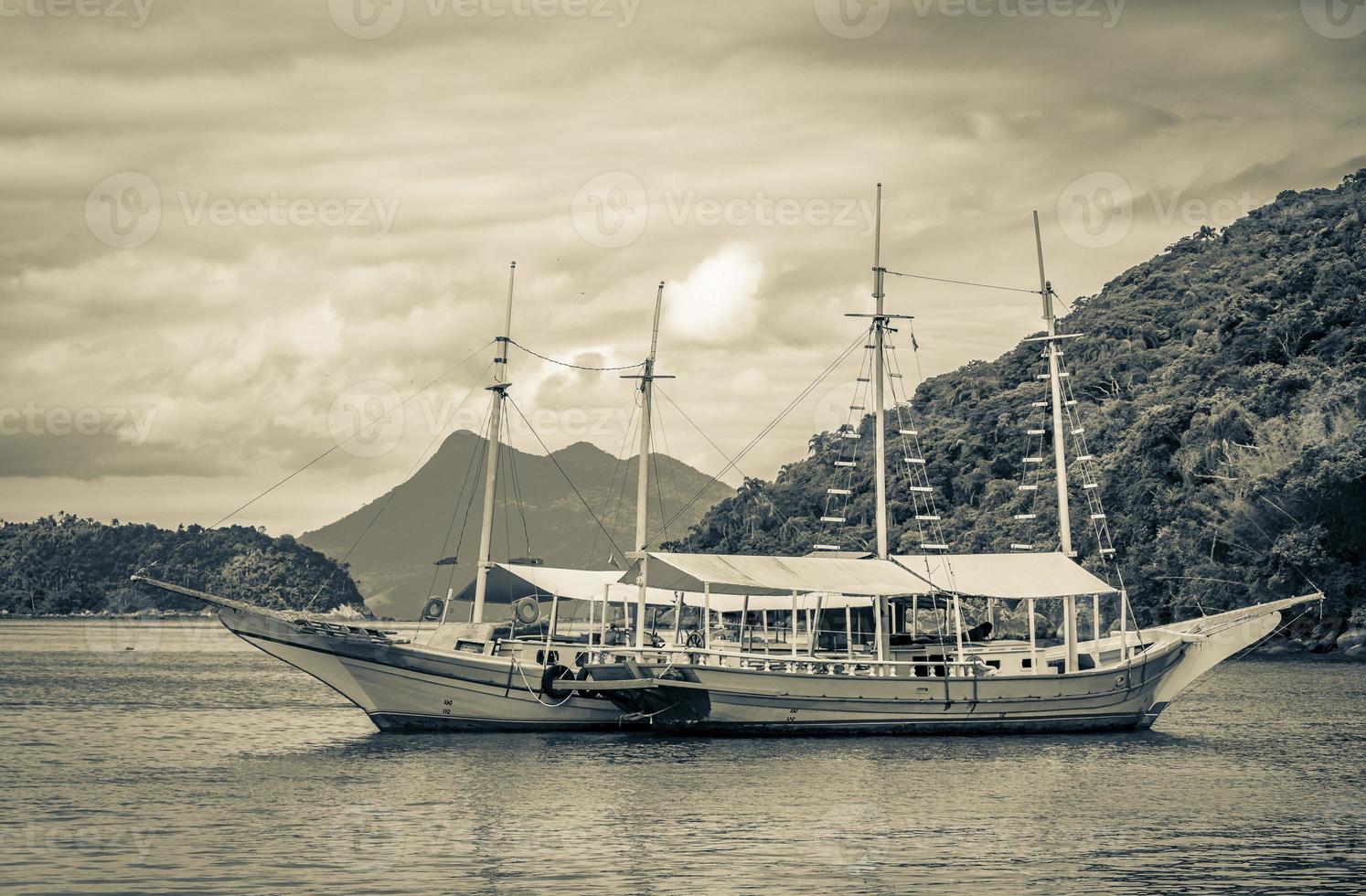 bateaux bateaux bateau mangrove et plage de pouso ilha grande brésil. photo