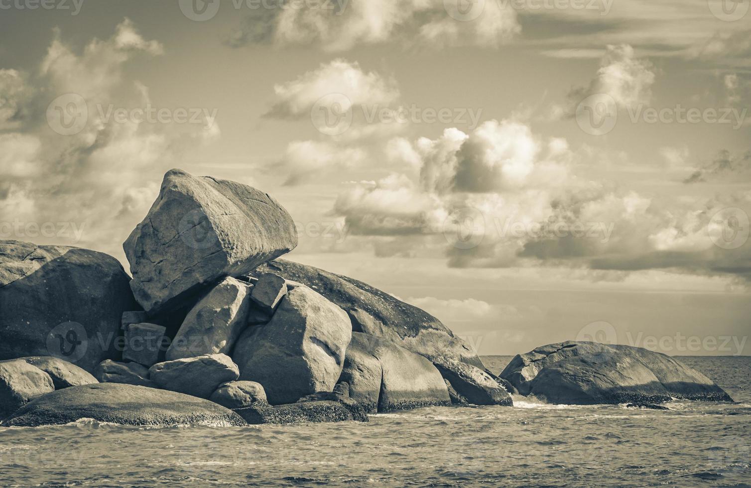 étonnantes formations rocheuses rochers ilha grande plage de santo antonio brésil. photo