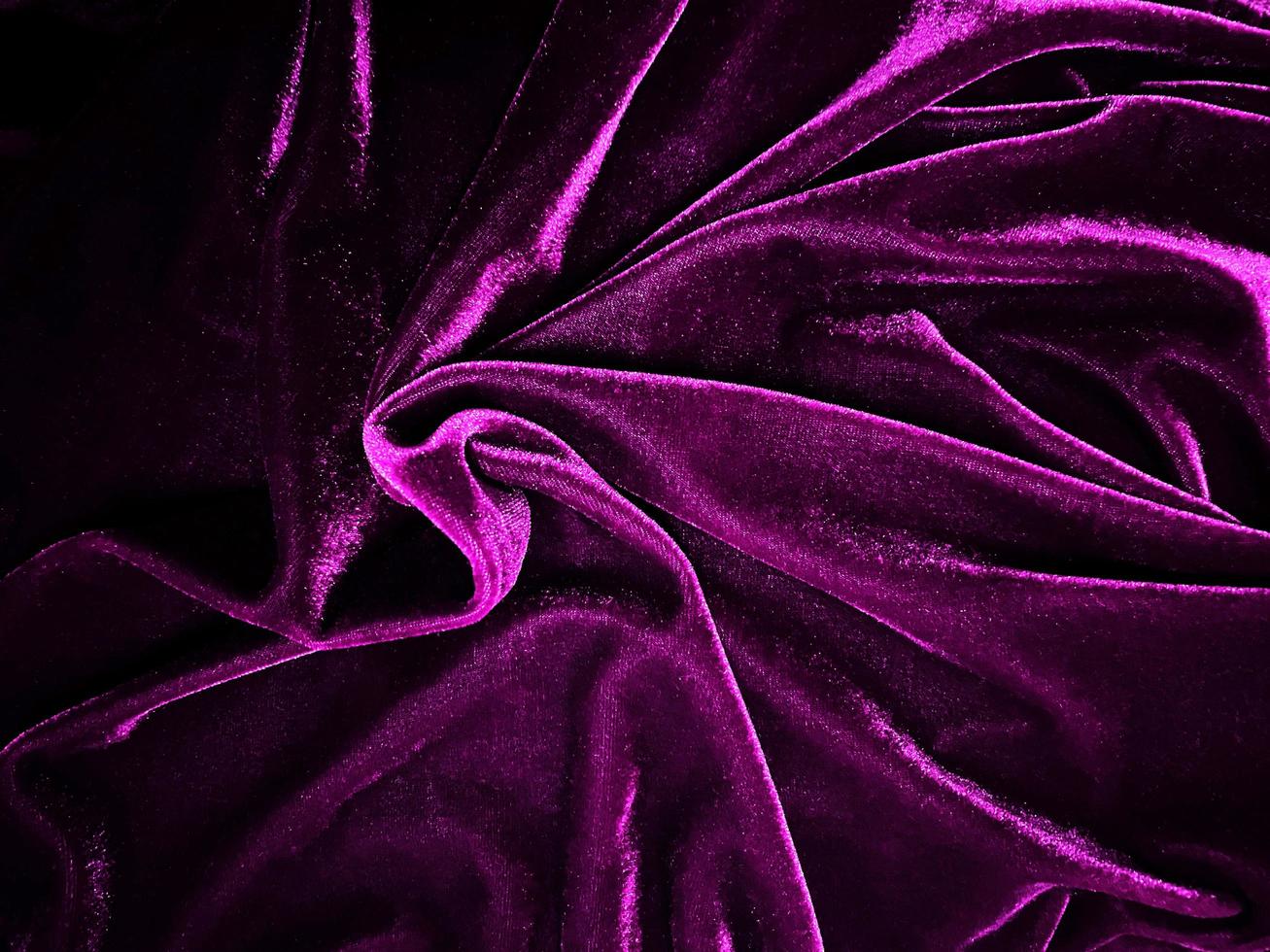 texture de tissu de velours violet utilisée comme arrière-plan. fond de tissu violet vide de matière textile douce et lisse. il y a de l'espace pour le texte. photo