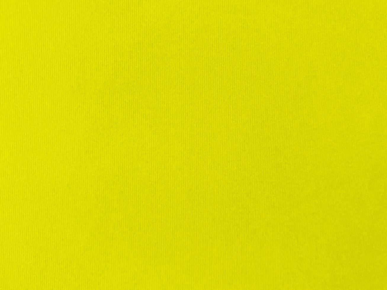 texture de tissu de velours jaune utilisée comme arrière-plan. fond de tissu jaune vide de matière textile douce et lisse. il y a de l'espace pour le texte. photo