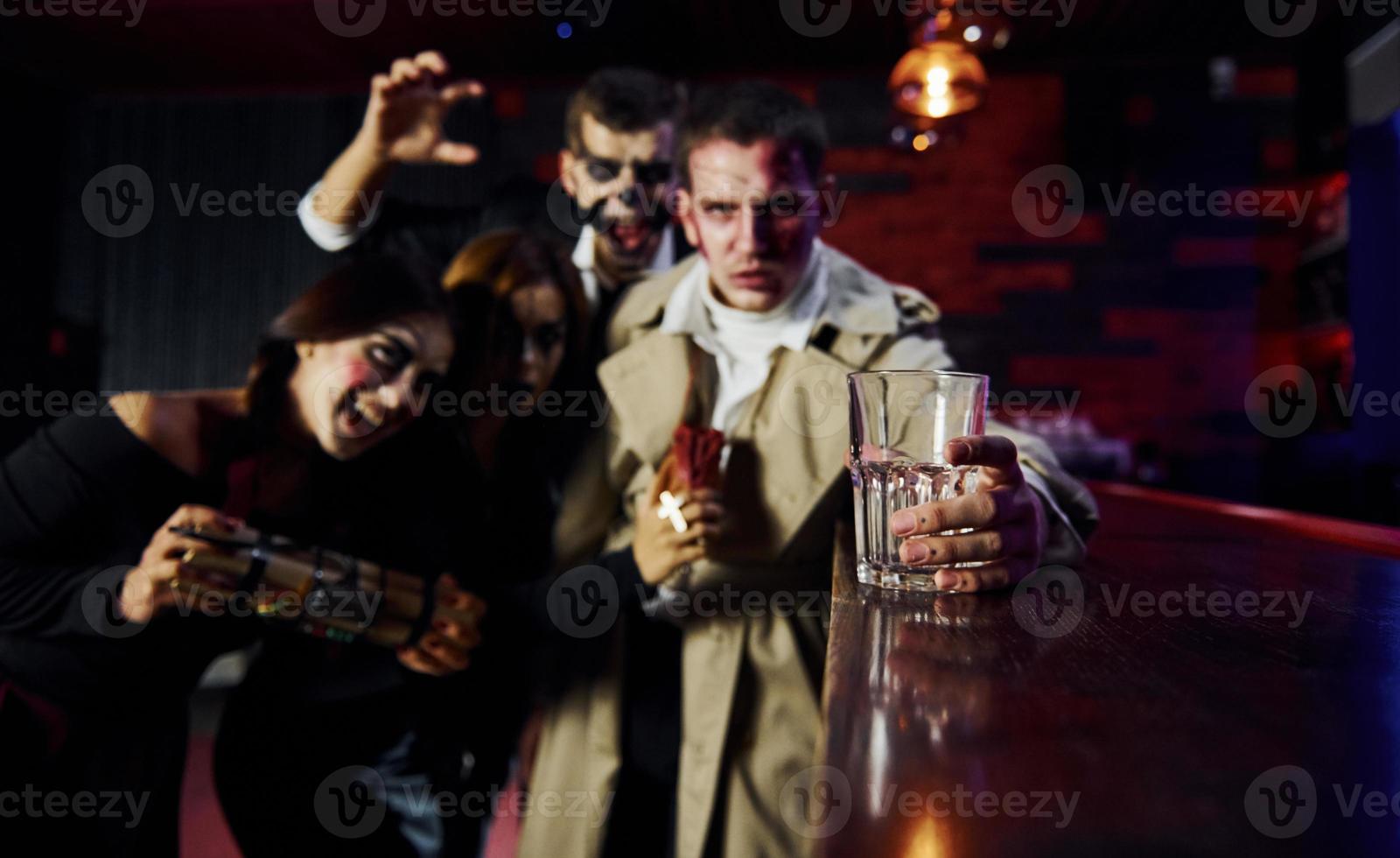 les amis sont à la fête d'halloween thématique avec un maquillage et des costumes effrayants photo