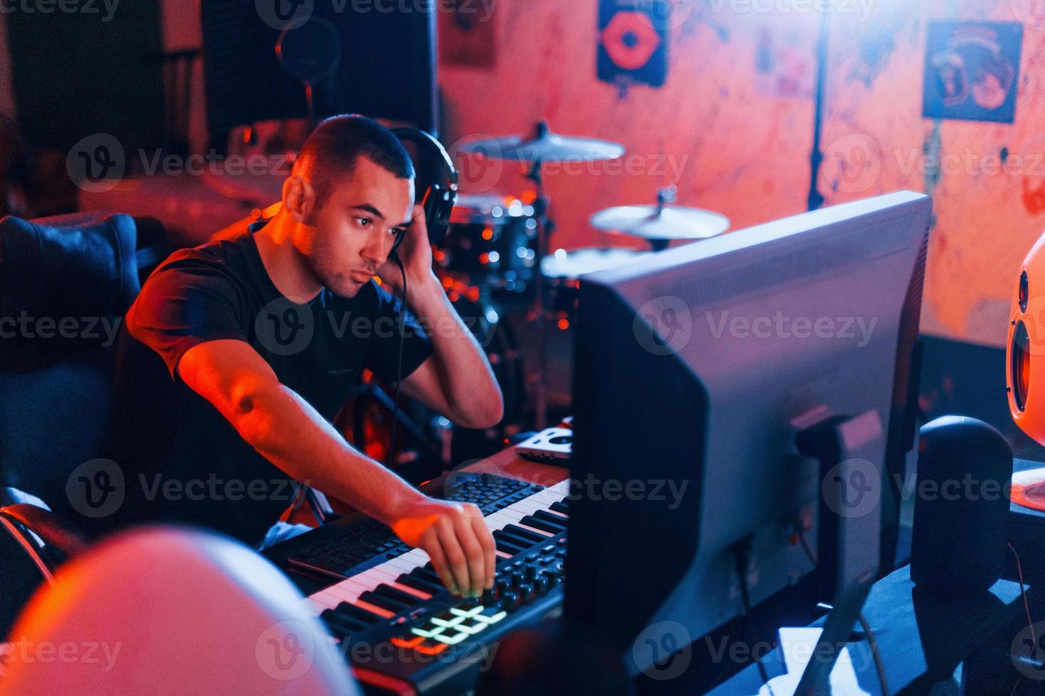 ingénieur du son travaillant et mixant de la musique à l'intérieur du studio photo