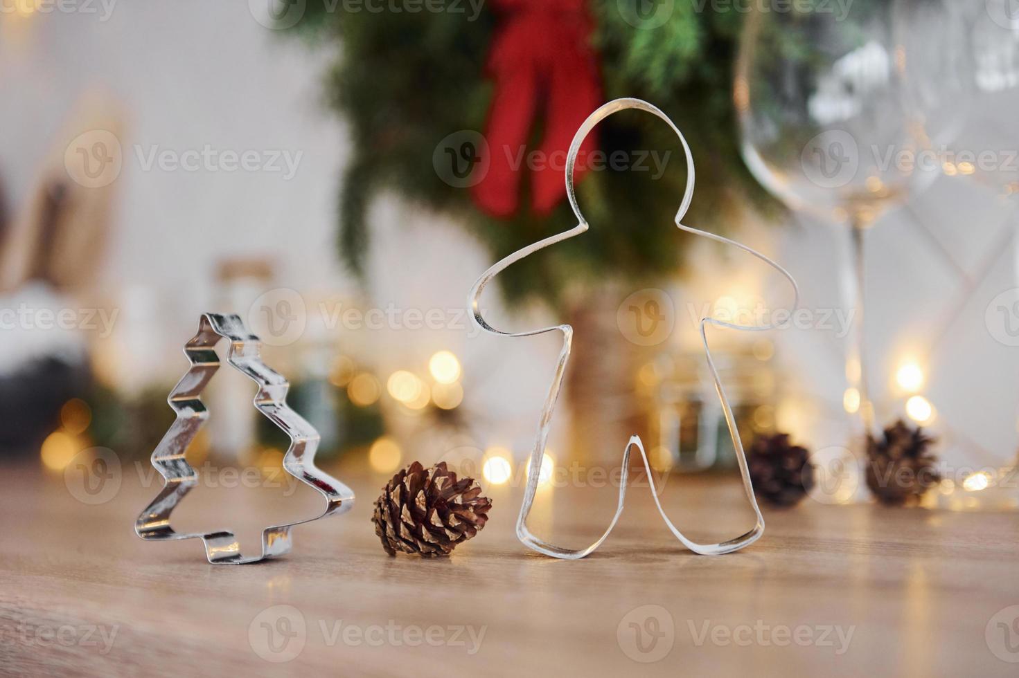 verres et décorations de Noël dans la chambre. guirlandes et lumières lumineuses photo