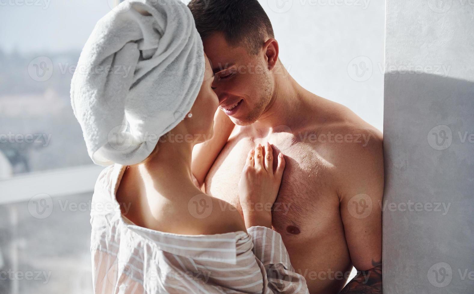 couple au matin rime après la douche debout et s'embrassant photo