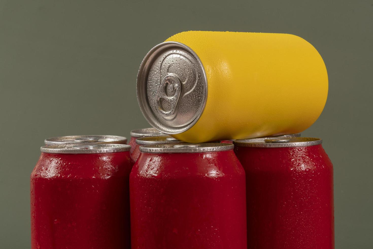 canettes de soda rouge froid avec un jaune pour une utilisation conceptuelle photo