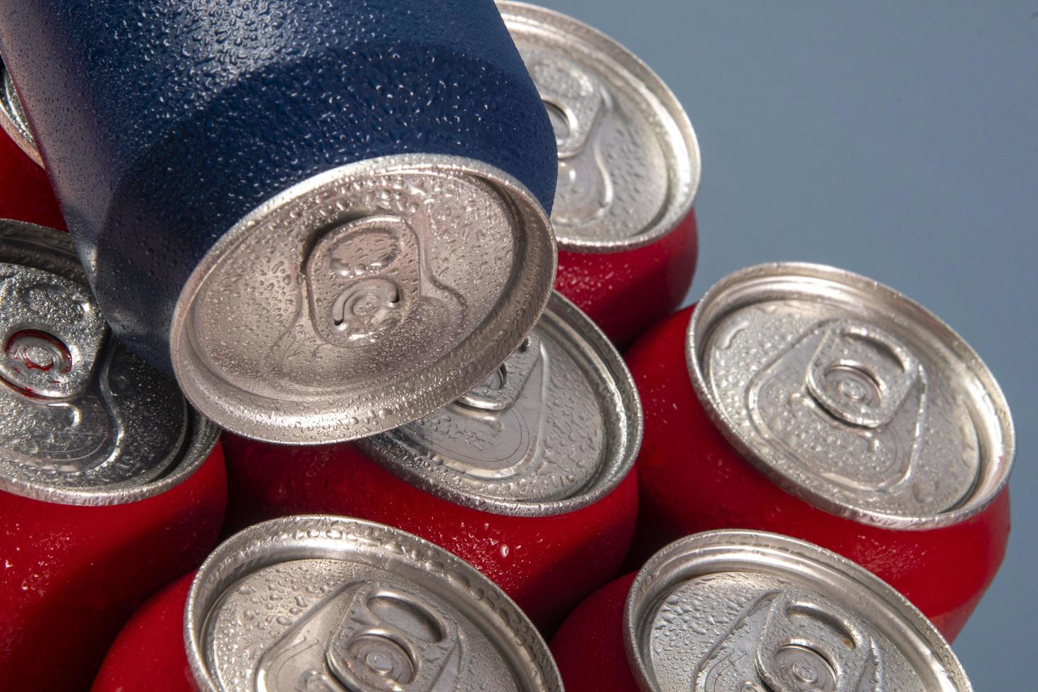 canettes de soda rouge froid avec un bleu pour une utilisation conceptuelle photo