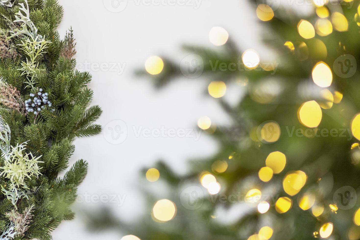 noël avec sapin et éclairage bokeh festif, arrière-plan flou de vacances photo