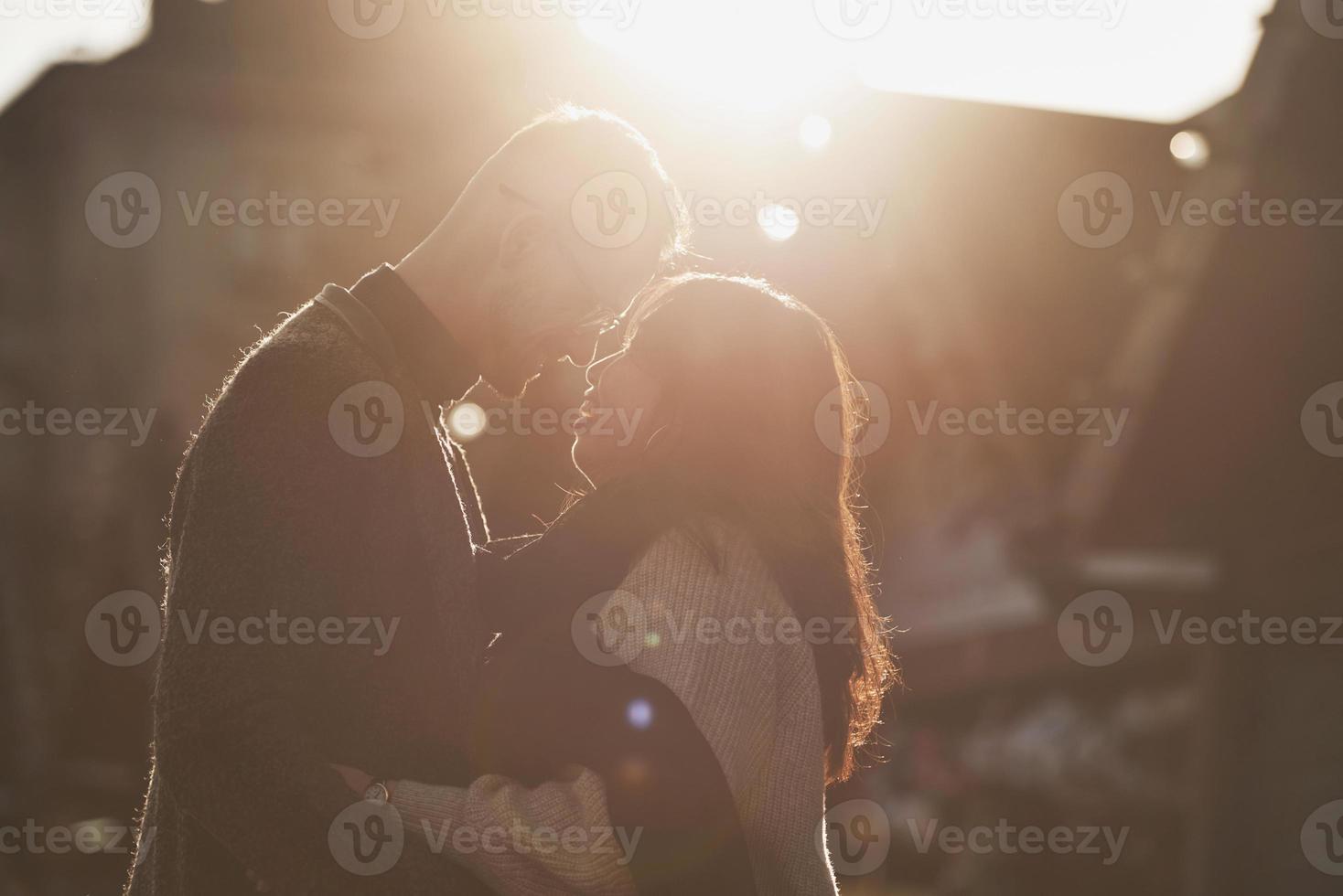 beau soleil. heureux couple multiracial ensemble à l'extérieur de la ville photo