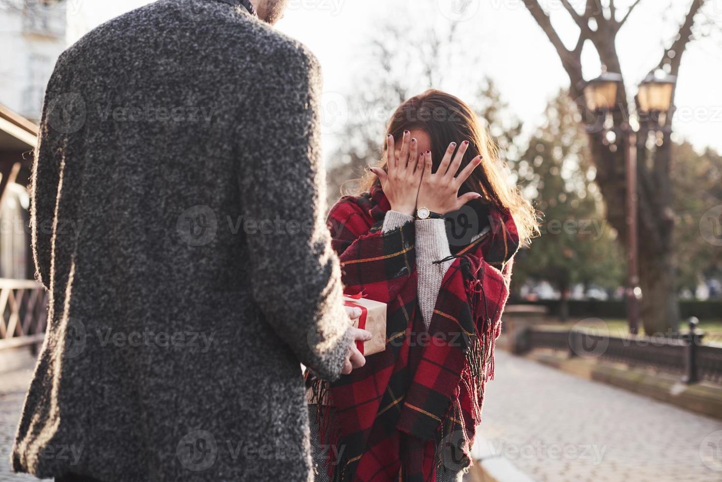 le temps des cadeaux. tenant une boîte-cadeau. fille asiatique avec son petit ami caucasien photo