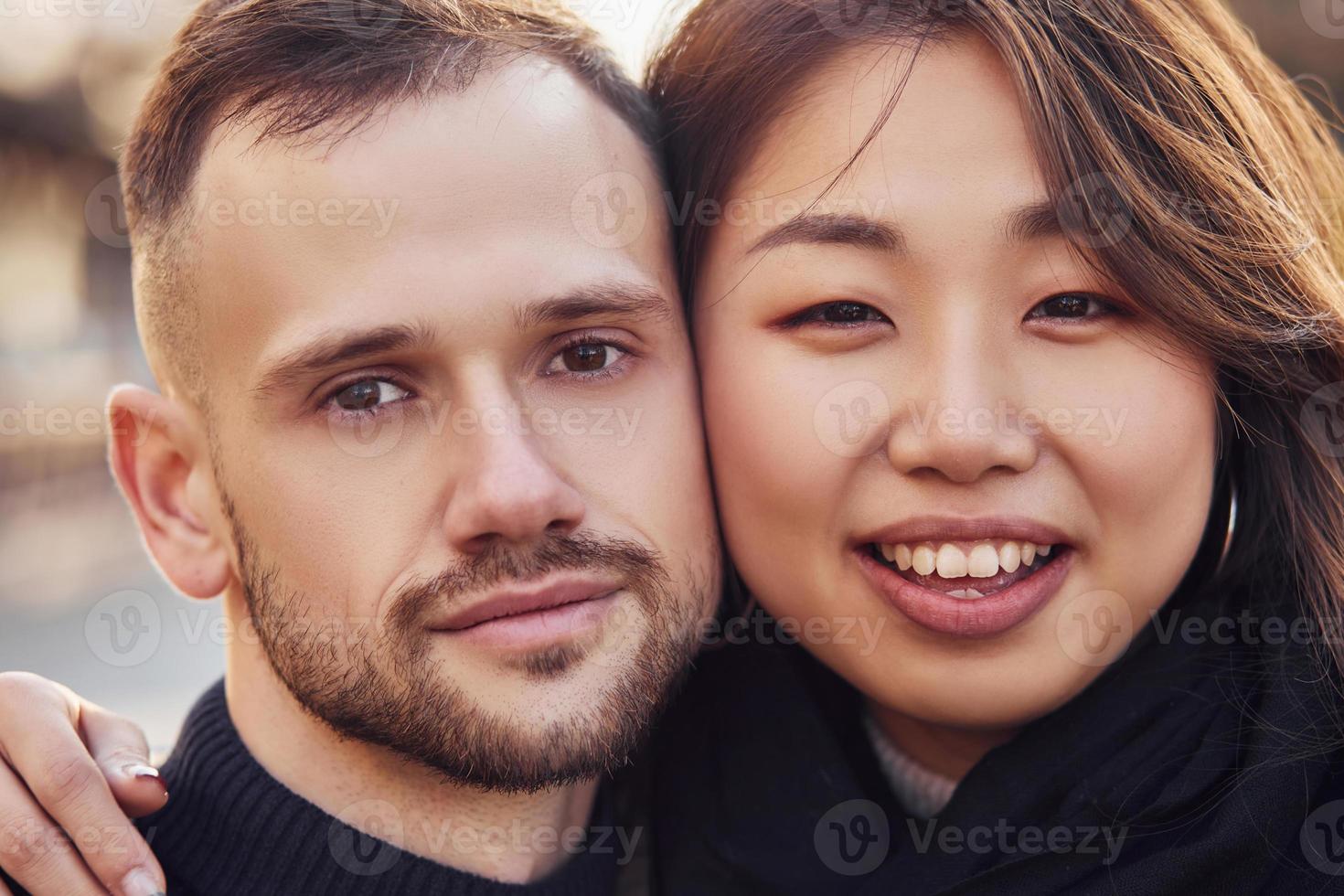 portrait de couple multiracial. fille asiatique avec son petit ami caucasien photo