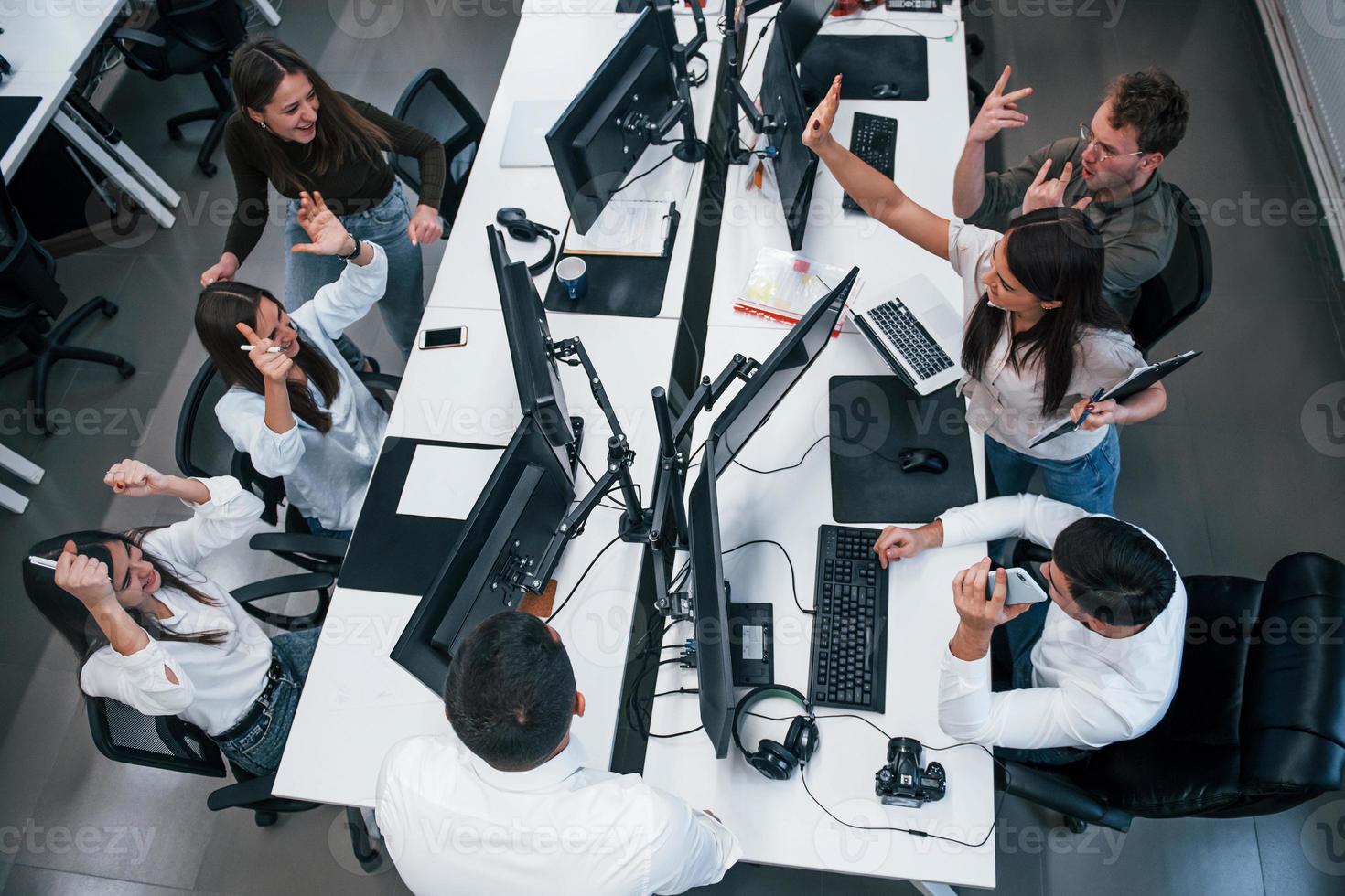 groupe de jeunes gens d'affaires qui travaillent par ordinateur dans le bureau moderne photo