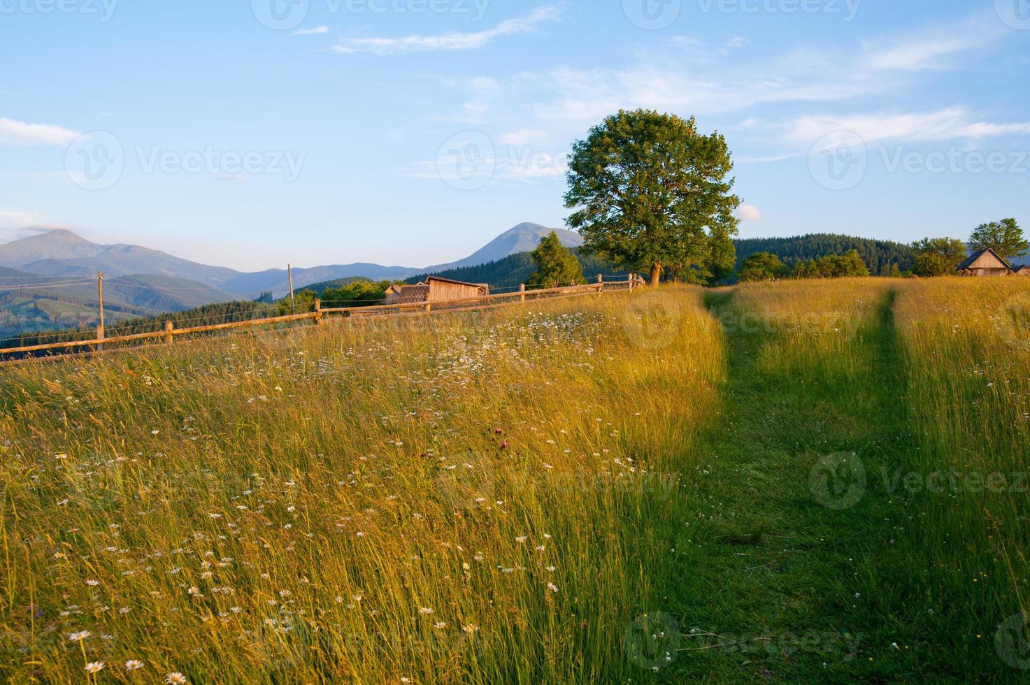 coucher de soleil dans les montagnes photo