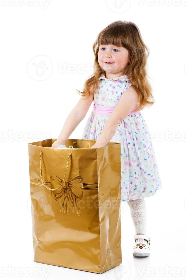 petite fille qui fait ses courses photo