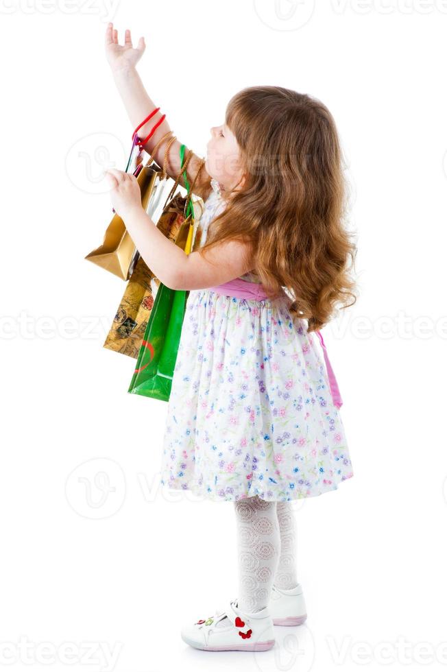 petite fille qui fait ses courses photo