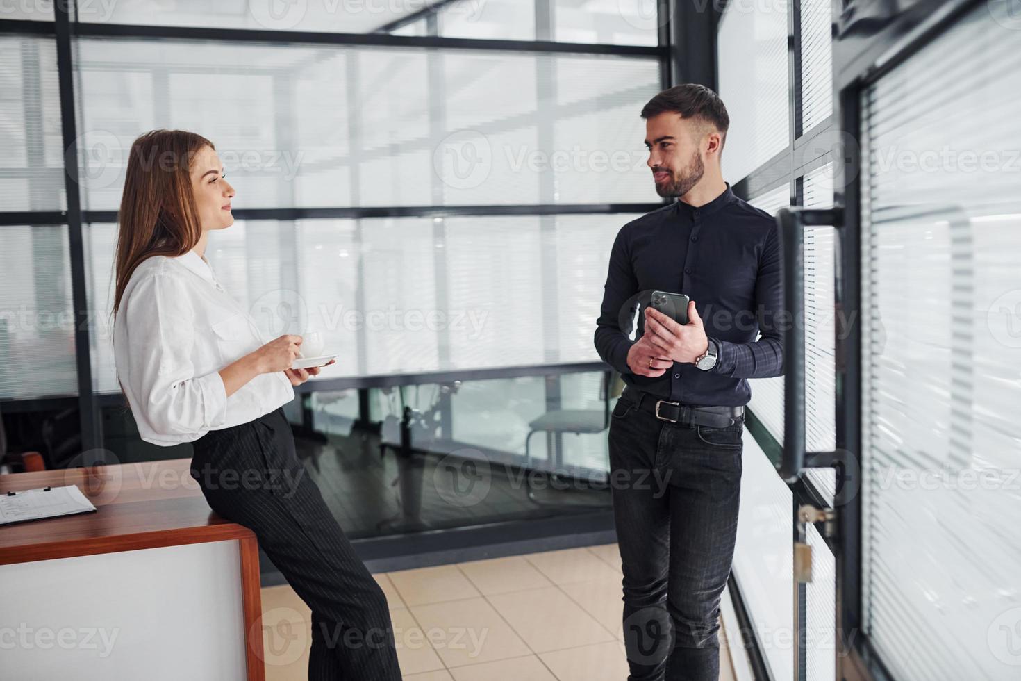 femme et homme en vêtements formels avec des documents se parlant au bureau photo