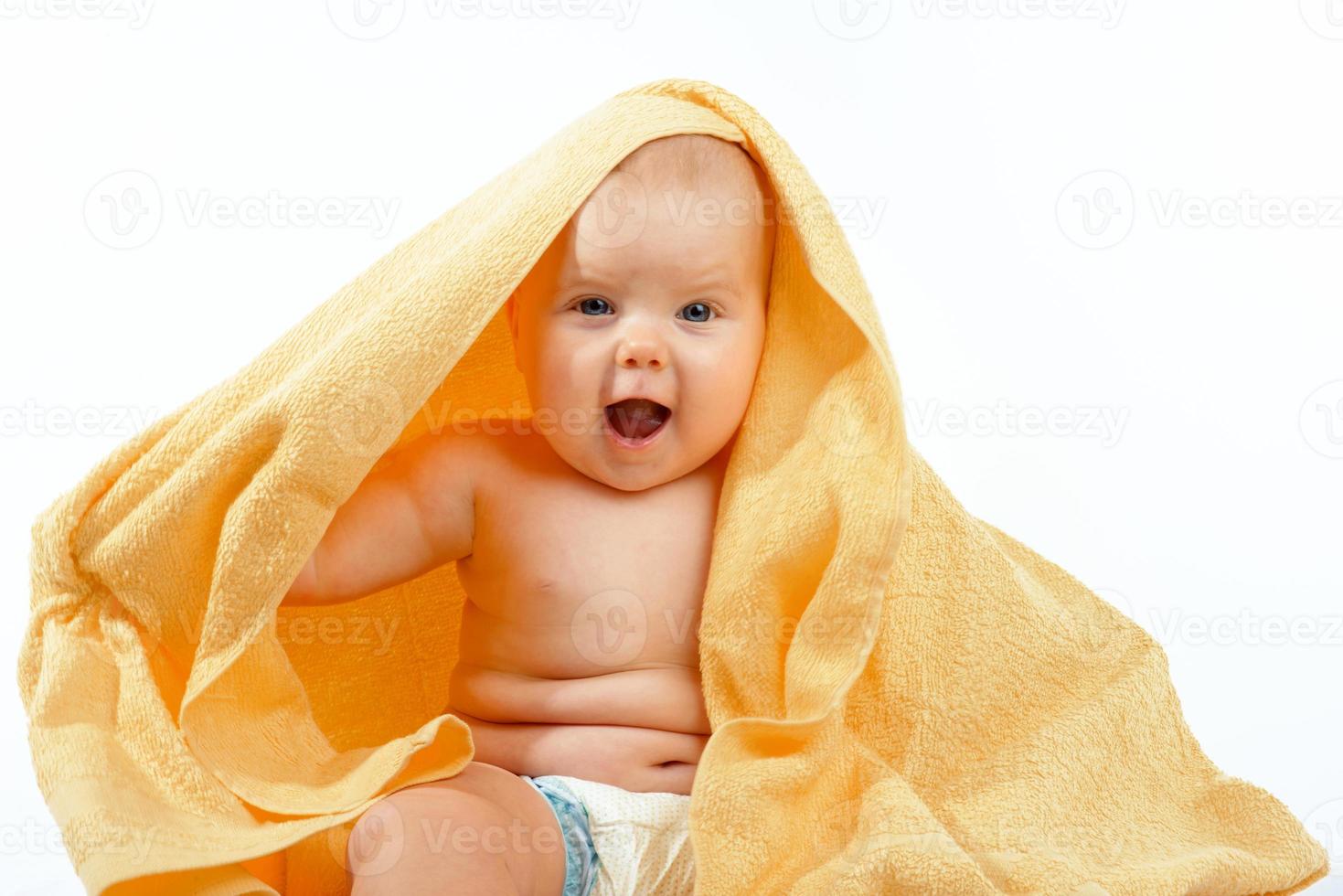 bébé dans une serviette jaune photo