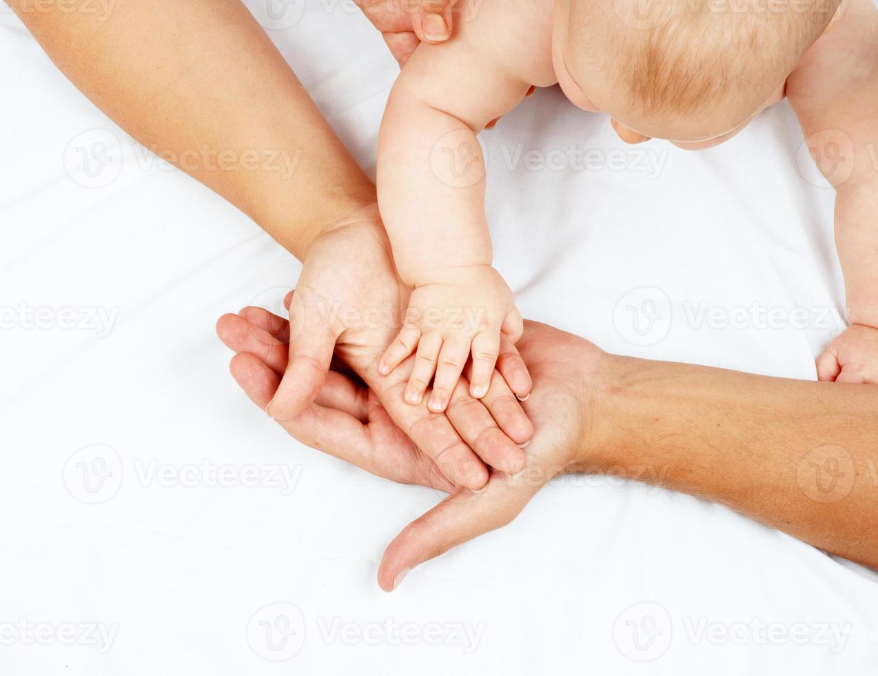 mains famille sur blanc photo