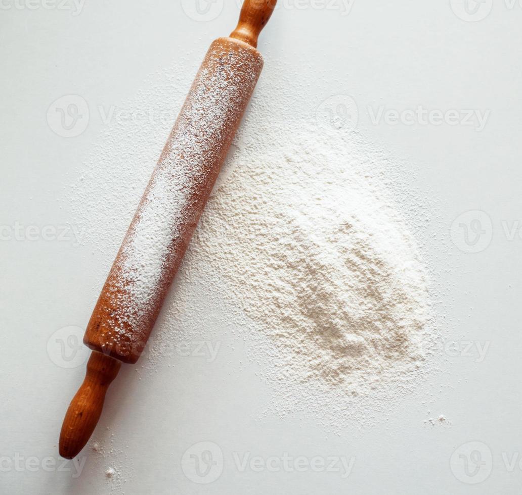 rouleau à pâtisserie avec de la farine de blé blanc photo