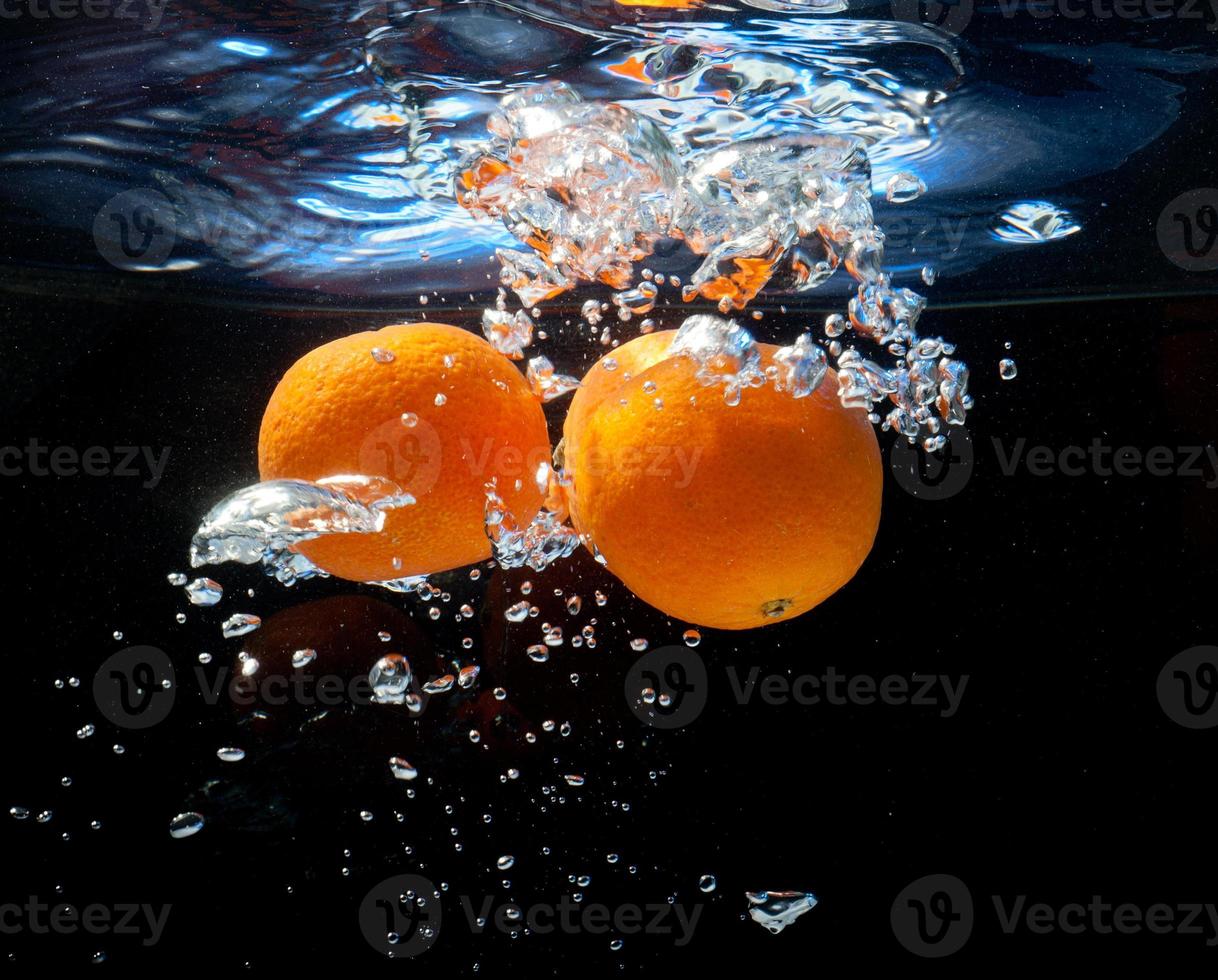 trois oranges dans l'eau photo