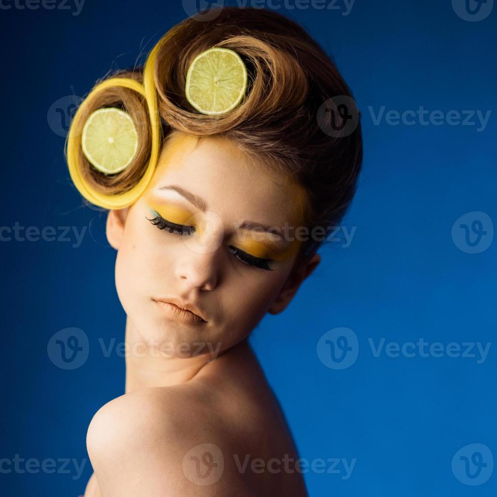 femme avec des fruits dans les cheveux photo