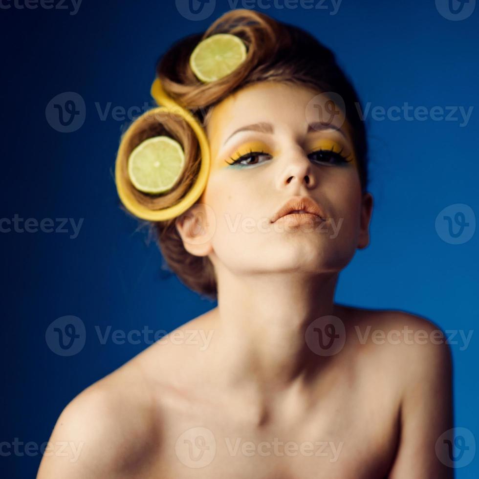 femme avec des fruits dans les cheveux photo